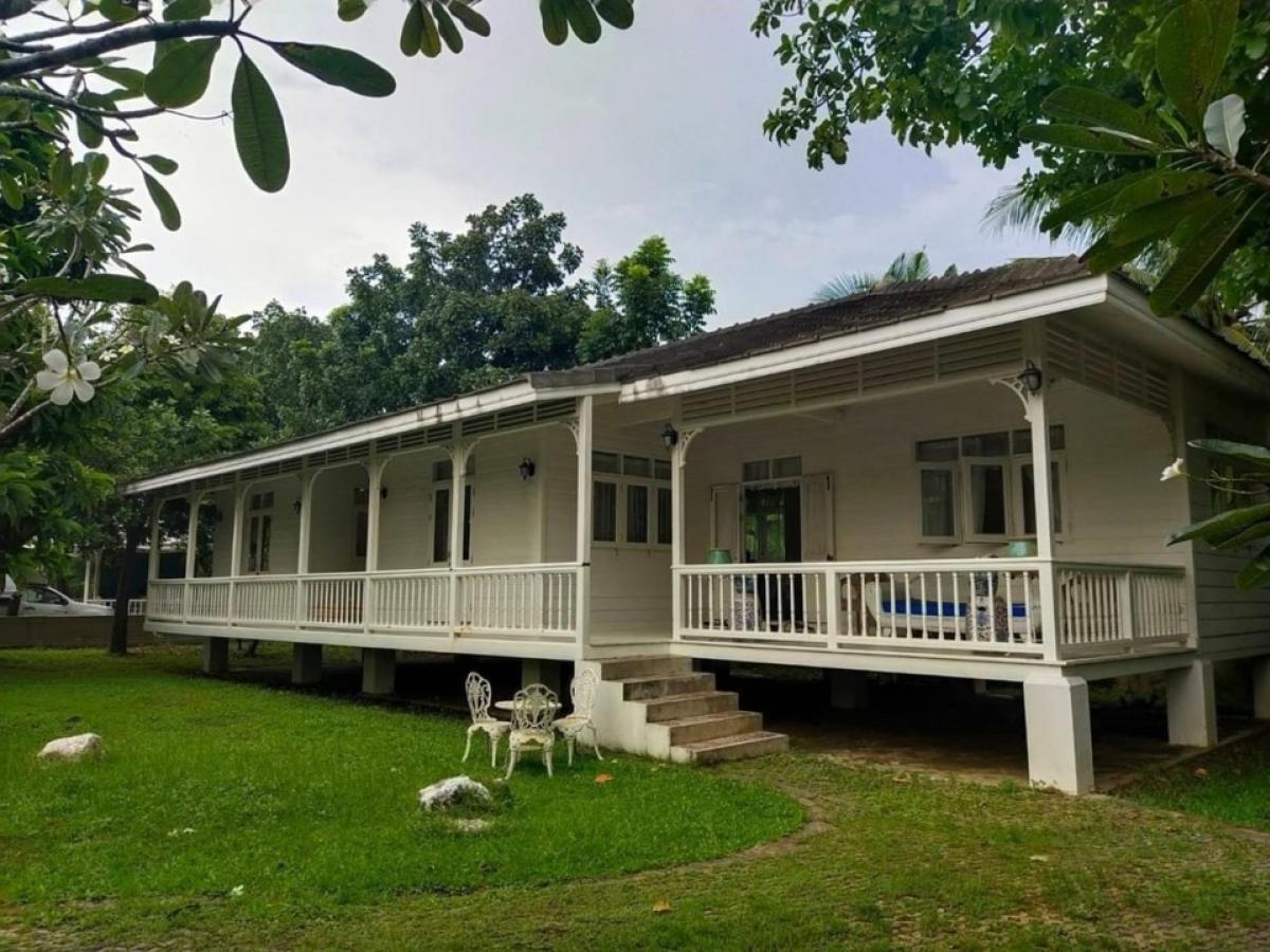 For RentHouseMahachai Samut Sakhon : 📢👇 For sale / rent 2 houses on 3 rai of land, Colonial style and California style, located in Krathum Baen District, Samut Sakhon