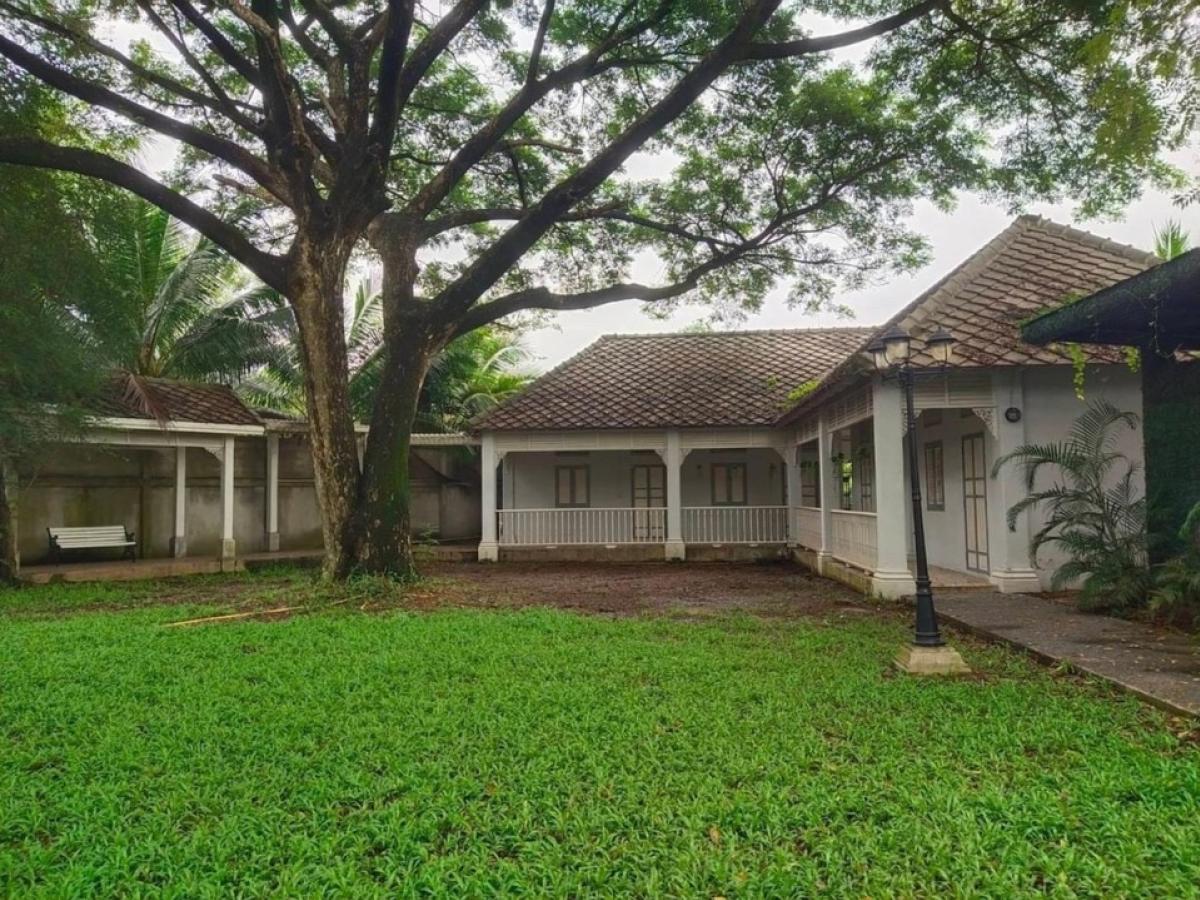 For RentHouseMahachai Samut Sakhon : 📢👇 For sale / rent 2 houses on 3 rai of land, Colonial style and California style, located in Krathum Baen District, Samut Sakhon