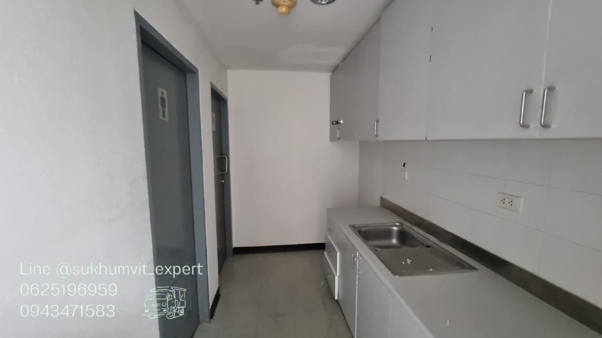 For RentOfficeSukhumvit, Asoke, Thonglor : Asoke Intersection for rent, office, showroom, business opening, shop opening, size 156 square meters, ceiling height 2.7 meters, has a bathroom inside.