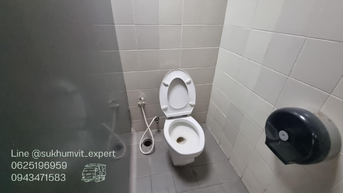 For RentOfficeSukhumvit, Asoke, Thonglor : Asoke Intersection for rent, office, showroom, business opening, shop opening, size 156 square meters, ceiling height 2.7 meters, has a bathroom inside.