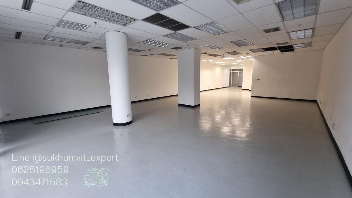 For RentOfficeSukhumvit, Asoke, Thonglor : Asoke Intersection for rent, office, showroom, business opening, shop opening, size 156 square meters, ceiling height 2.7 meters, has a bathroom inside.