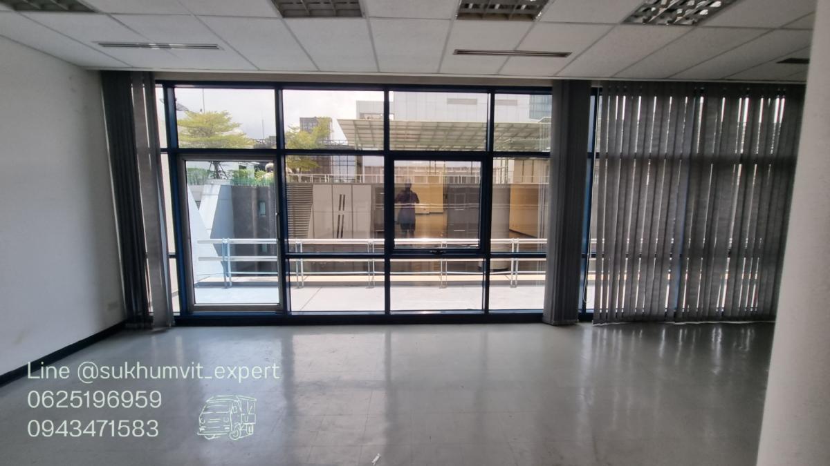 For RentOfficeSukhumvit, Asoke, Thonglor : Asoke Intersection for rent, office, showroom, business opening, shop opening, size 156 square meters, ceiling height 2.7 meters, has a bathroom inside.