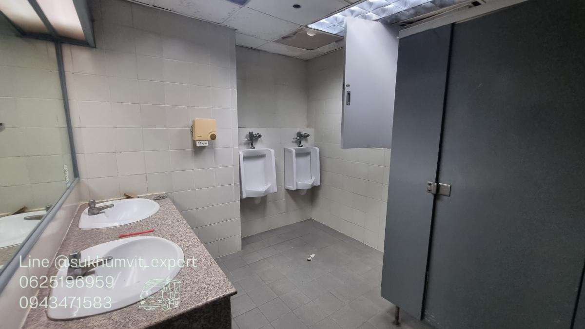 For RentOfficeSukhumvit, Asoke, Thonglor : Asoke Intersection for rent, office, showroom, business opening, shop opening, size 156 square meters, ceiling height 2.7 meters, has a bathroom inside.