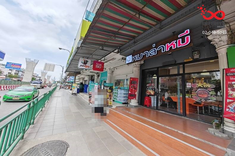 For SaleShop HouseLadkrabang, Suwannaphum Airport : Commercial building for sale, 4.5 floors, on Lat Krabang Road, opposite Lat Krabang Hospital.