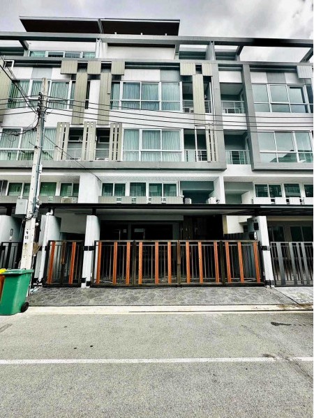 For SaleTownhomeChokchai 4, Ladprao 71, Ladprao 48, : House for sale, large townhouse, Space Village, Lat Phrao, Maeng Jai, 31.50 sq m.