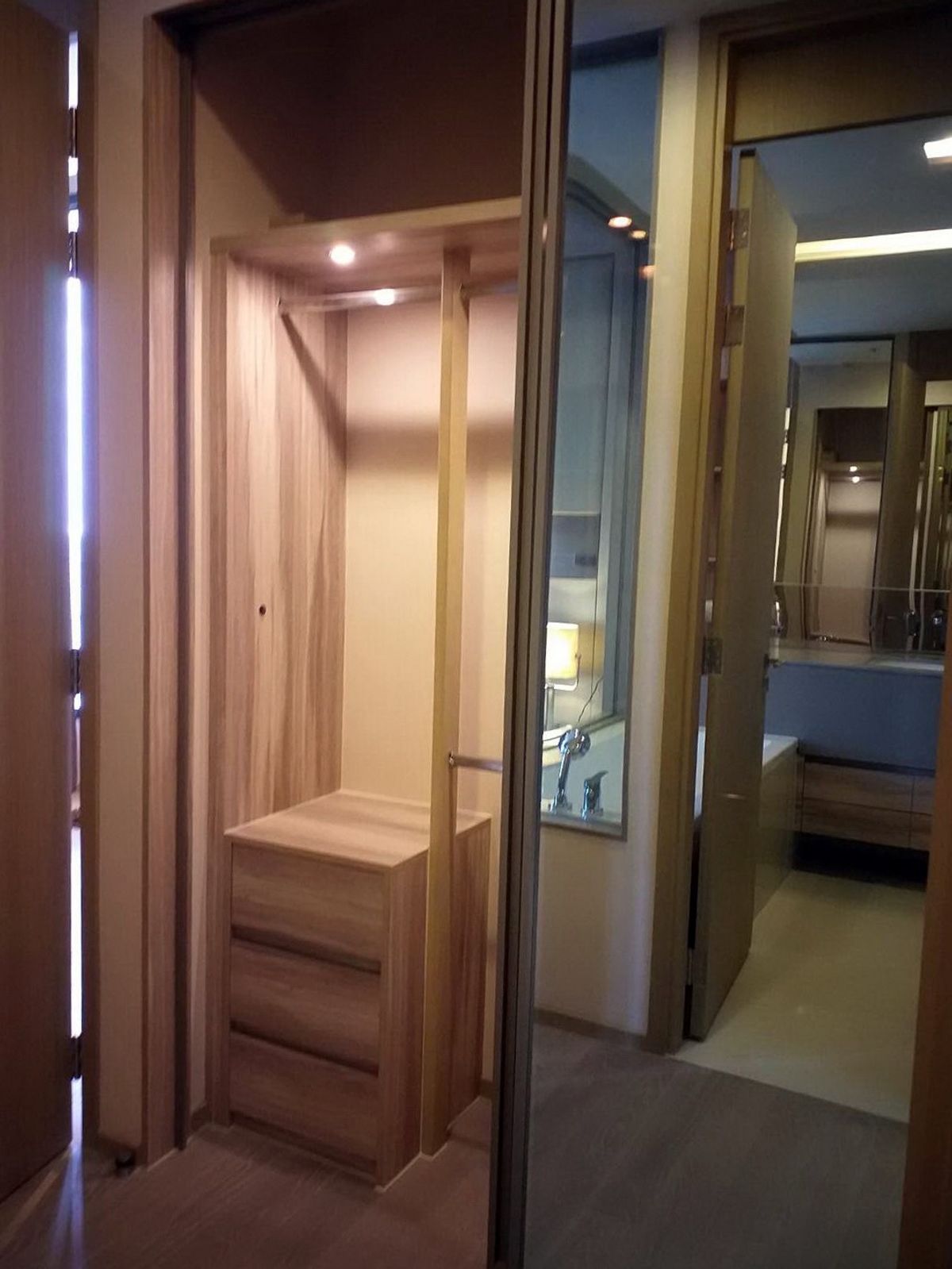 ให้เช่าคอนโดสุขุมวิท อโศก ทองหล่อ : • 𝐓𝐡𝐞 𝐄𝐒𝐒𝐄 𝐀𝐬𝐨𝐤𝐞 • 1 𝐁𝐞𝐝 • 45 𝐒𝐪𝐦. • 𝐇𝐢𝐠𝐡-𝐅𝐥𝐨𝐨𝐫 𝐅𝐮𝐥𝐥𝐲-𝐅𝐮𝐫𝐧𝐢𝐬𝐡𝐞𝐝  𝐋𝐢𝐧𝐞 𝐈𝐃 : 𝐕𝐚𝐬𝐬𝐢𝐥𝐲