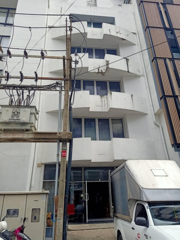 For RentShop HouseRatchadapisek, Huaikwang, Suttisan : For rent: Ratchada office, 5 and a half floors, usable area 600 sq m., with a large parking building, near MRT, within walking distance.
