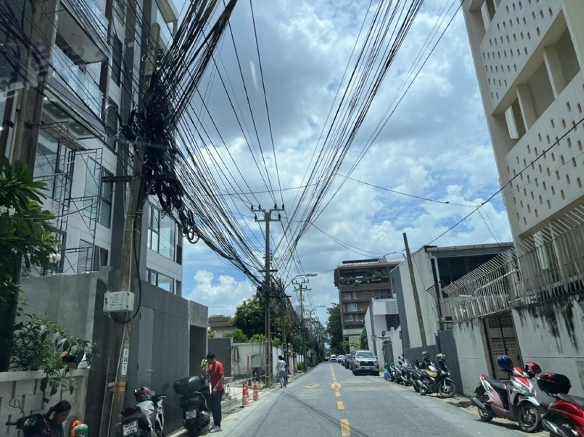 For SaleLandRama9, Petchburi, RCA : House for sale, research center, good environment, last plot, beautiful and clean alley, suitable for building a house.