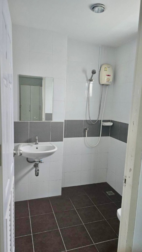 For SaleShop HouseSriracha Laem Chabang Ban Bueng : 🌈 Commercial building for sale in Sriracha with tenants, suitable for long-term investment 🌈