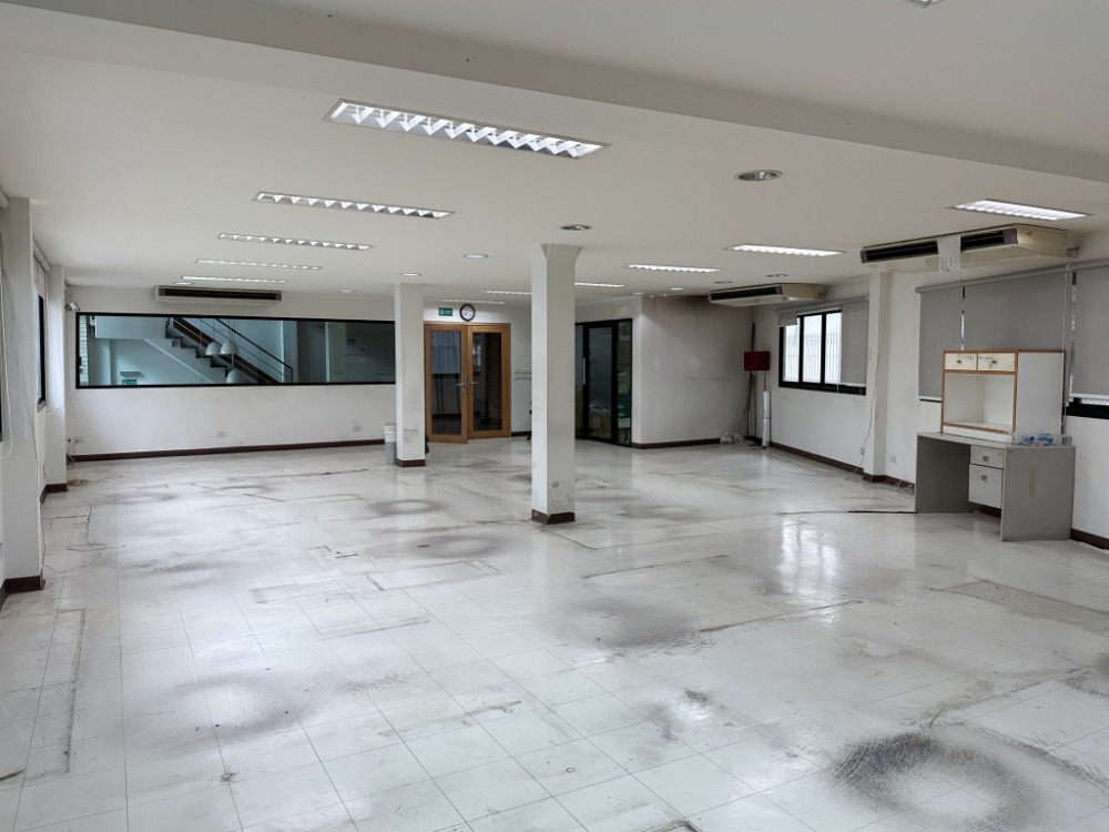 ขายอาคารพาณิชย์สุขุมวิท อโศก ทองหล่อ : อาคารพาณิชย์ BTS เอกมัย / 4 คูหา (ขาย), Commercial Building BTS Ekamai / 4 Units (SALE) PALM800