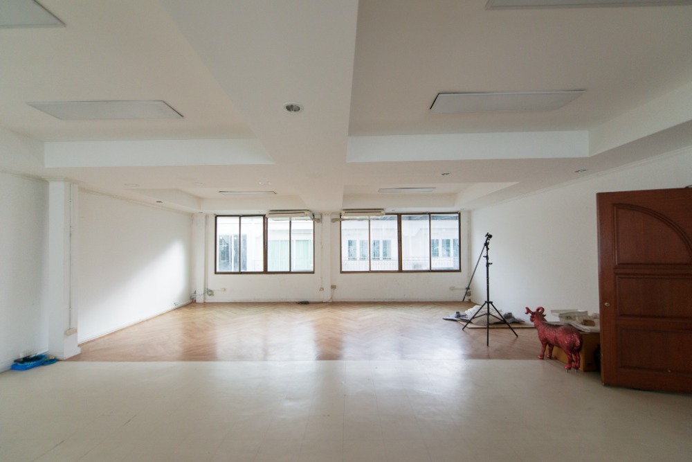 ขายอาคารพาณิชย์สุขุมวิท อโศก ทองหล่อ : อาคารพาณิชย์ BTS เอกมัย / 4 คูหา (ขาย), Commercial Building BTS Ekamai / 4 Units (SALE) PALM800