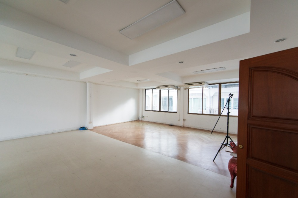 ขายอาคารพาณิชย์สุขุมวิท อโศก ทองหล่อ : อาคารพาณิชย์ BTS เอกมัย / 4 คูหา (ขาย), Commercial Building BTS Ekamai / 4 Units (SALE) PALM800