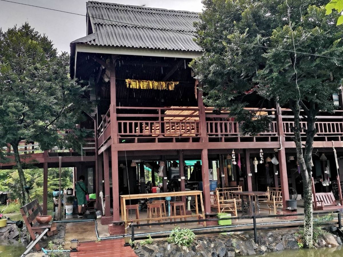 ขายที่ดินพัทยา บางแสน ชลบุรี สัตหีบ : ขายขาดทุน !! ที่ดินแถมบ้านเรือนไทย ไม้สัก สภาพดี เดิมเคยเปิดเป็นโฮมสเตย์และคาเฟ่   เนื้อที่ 7-3-70 ไร่ ต.หมอนนาง อ.พนัสนิคม จ.ชลบุรี