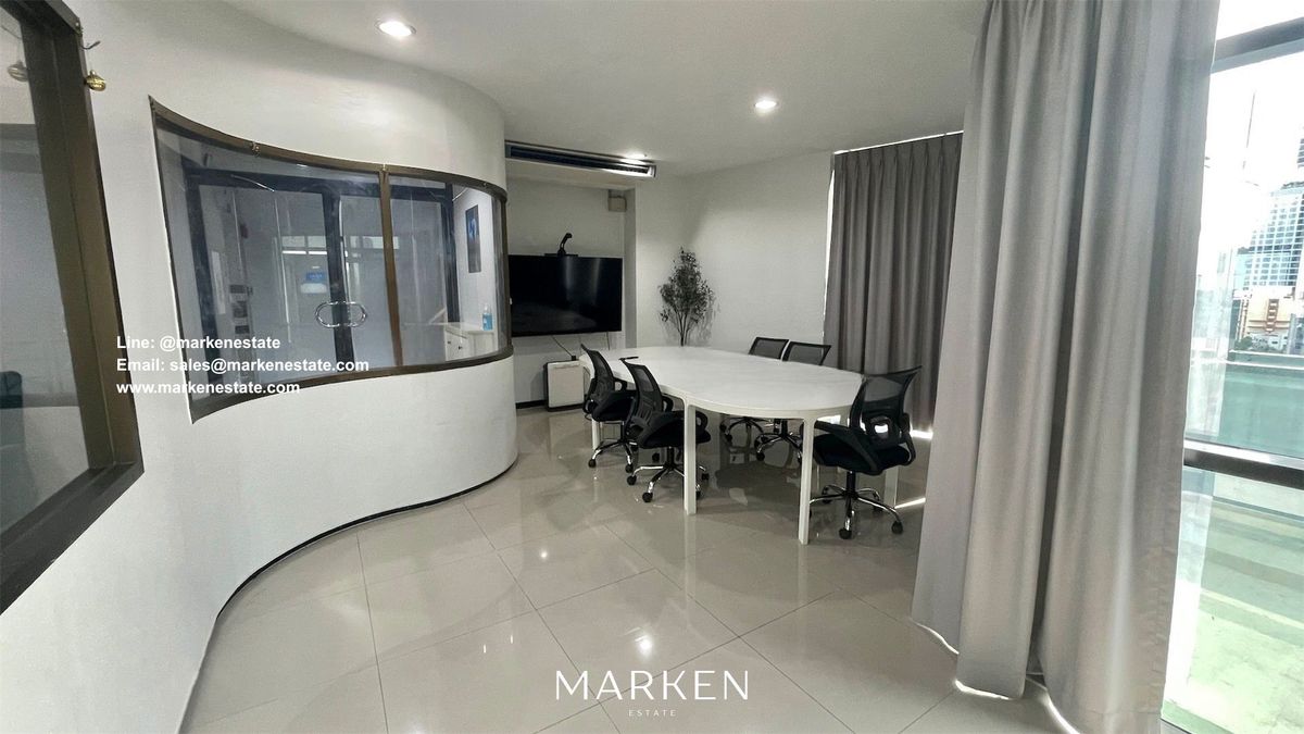 For RentOfficeRatchadapisek, Huaikwang, Suttisan : For Rent: Partially Fitted Office Space in Ratchadapisek-Ladprao, Near MRT, 24-Hour Access