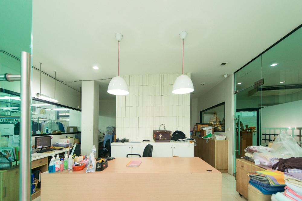 ขายอาคารพาณิชย์สุขุมวิท อโศก ทองหล่อ : อาคารพาณิชย์ BTS เอกมัย / 6 คูหา (ขาย), Commercial Building BTS Ekamai / 6 Units (SALE) PALM801