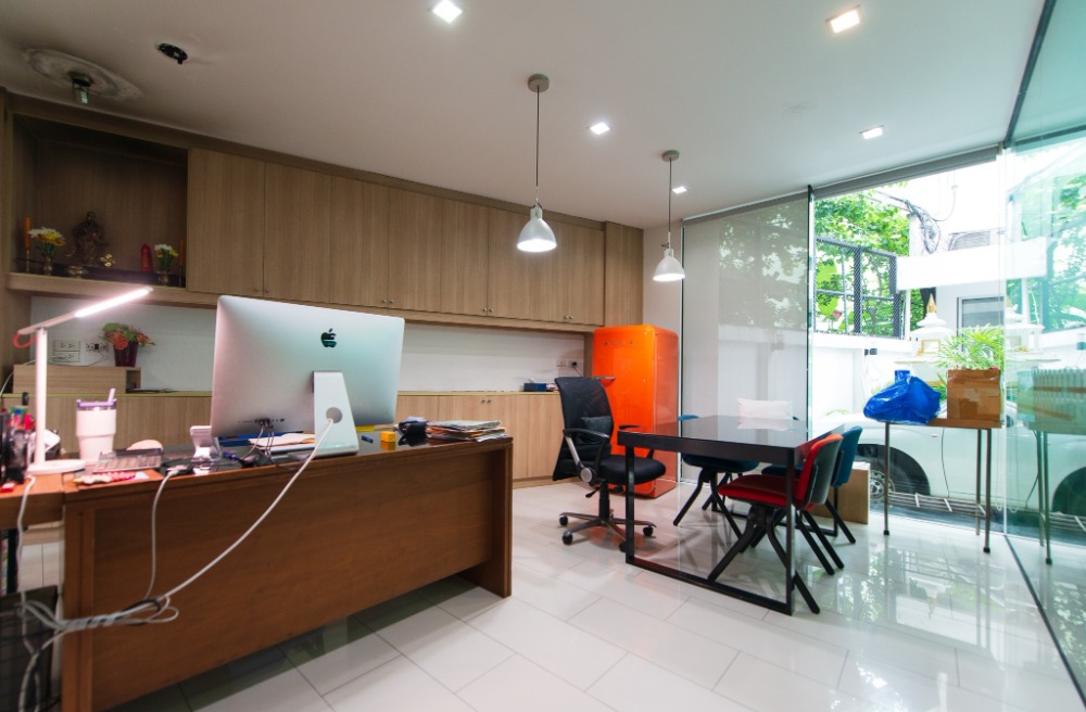 ขายอาคารพาณิชย์สุขุมวิท อโศก ทองหล่อ : อาคารพาณิชย์ BTS เอกมัย / 6 คูหา (ขาย), Commercial Building BTS Ekamai / 6 Units (SALE) PALM801