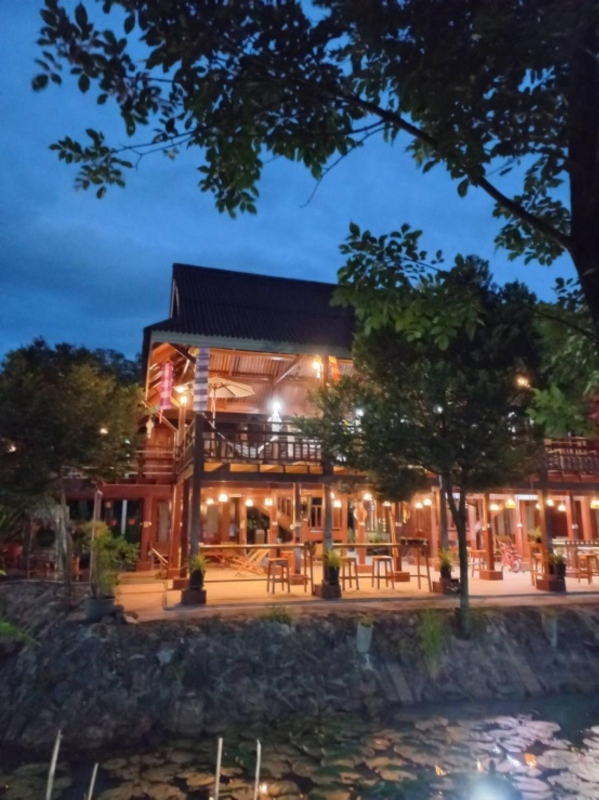 ขายที่ดินพัทยา บางแสน ชลบุรี สัตหีบ : ขายขาดทุน !! ที่ดินแถมบ้านเรือนไทย ไม้สัก สภาพดี เดิมเคยเปิดเป็นโฮมสเตย์และคาเฟ่   เนื้อที่ 7-3-70 ไร่ ต.หมอนนาง อ.พนัสนิคม จ.ชลบุรี