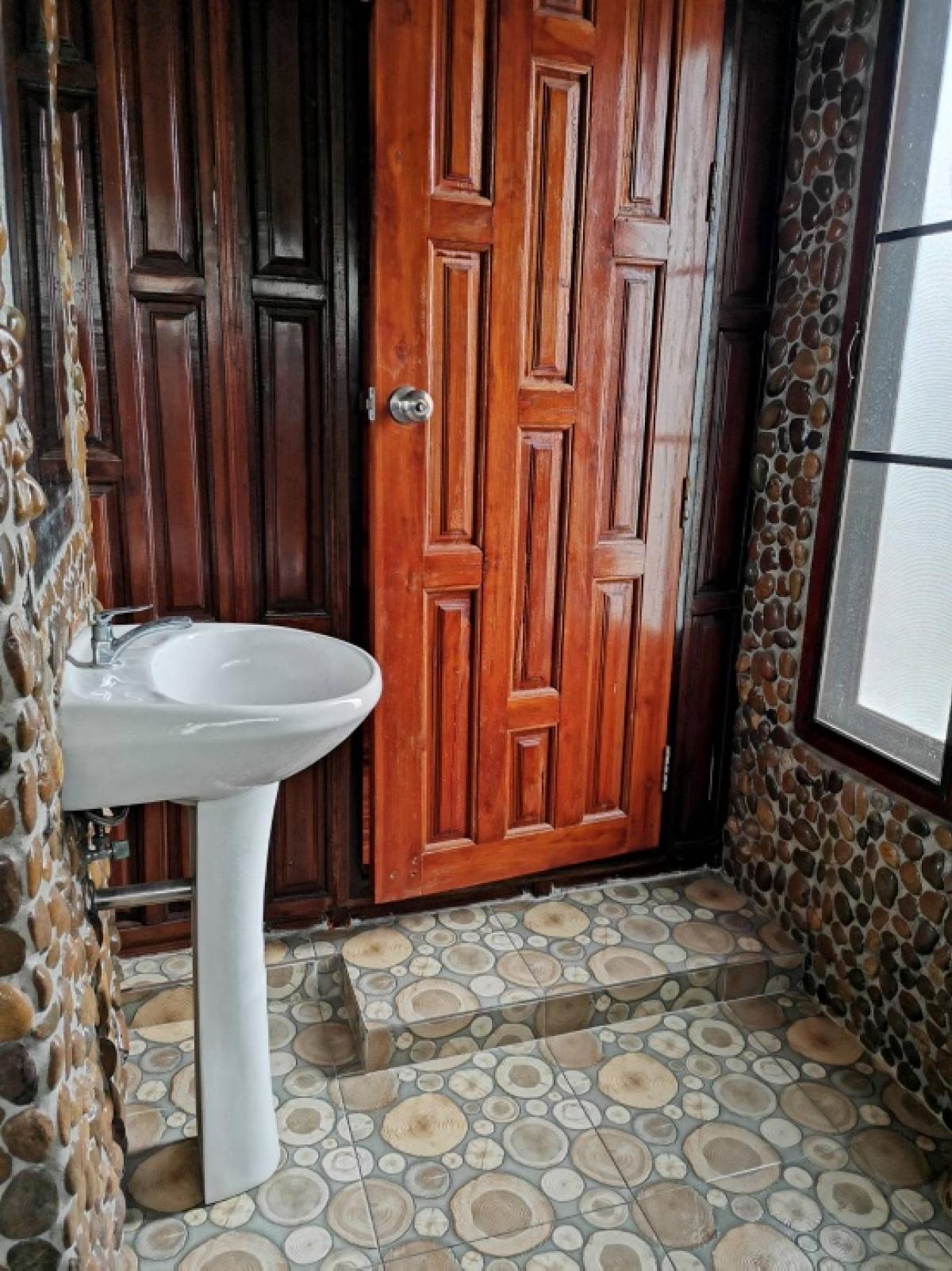 ขายที่ดินพัทยา บางแสน ชลบุรี สัตหีบ : ขายขาดทุน !! ที่ดินแถมบ้านเรือนไทย ไม้สัก สภาพดี เดิมเคยเปิดเป็นโฮมสเตย์และคาเฟ่   เนื้อที่ 7-3-70 ไร่ ต.หมอนนาง อ.พนัสนิคม จ.ชลบุรี