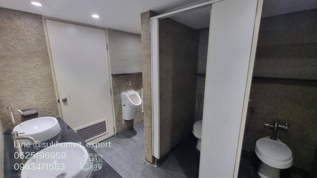 For RentOfficeSukhumvit, Asoke, Thonglor : BTS Asoke, office for rent, 247 square meters, good location, 700 baht per square meter