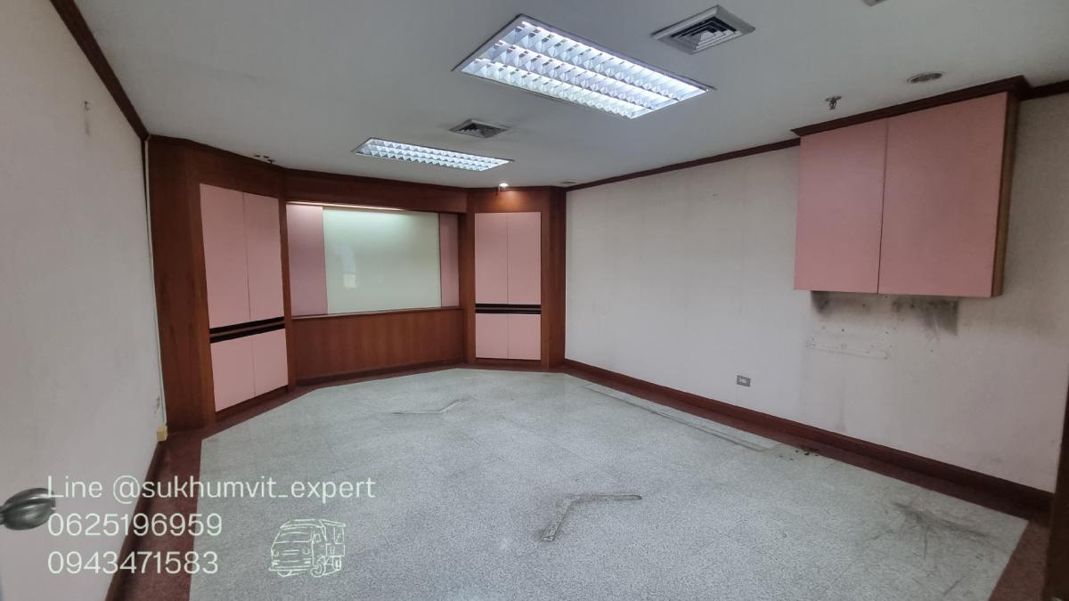 For RentOfficeSukhumvit, Asoke, Thonglor : BTS Asoke, office for rent, 247 square meters, good location, 700 baht per square meter