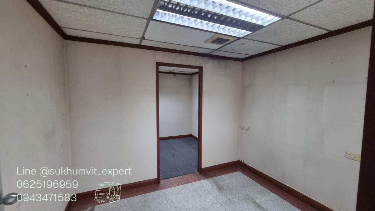 For RentOfficeSukhumvit, Asoke, Thonglor : BTS Asoke, office for rent, 247 square meters, good location, 700 baht per square meter