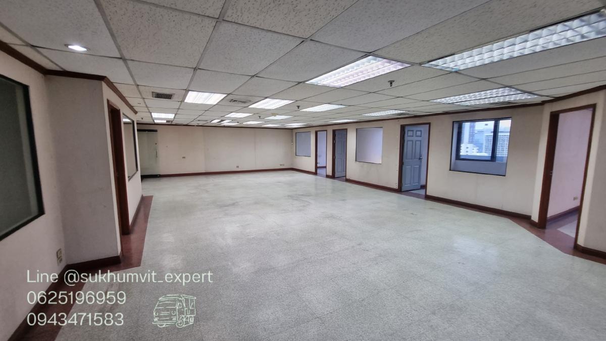 For RentOfficeSukhumvit, Asoke, Thonglor : BTS Asoke, office for rent, 247 square meters, good location, 700 baht per square meter