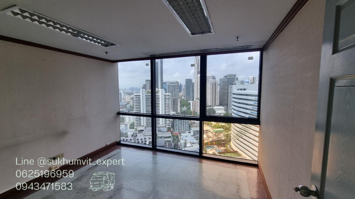 For RentOfficeSukhumvit, Asoke, Thonglor : BTS Asoke, office for rent, 247 square meters, good location, 700 baht per square meter
