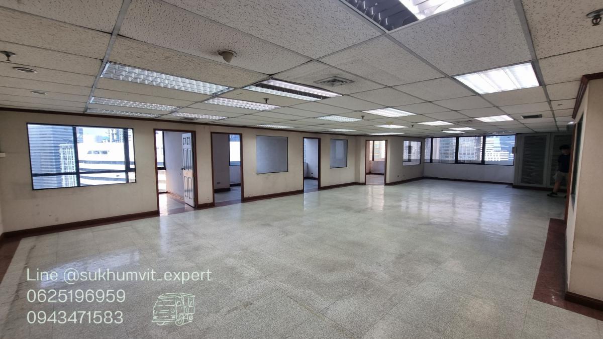 For RentOfficeSukhumvit, Asoke, Thonglor : BTS Asoke, office for rent, 247 square meters, good location, 700 baht per square meter