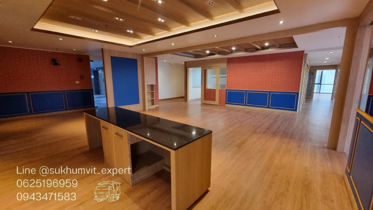 For RentOfficeSukhumvit, Asoke, Thonglor : BTS Asoke, office for rent, 490 square meters, 17th floor, with private bathroom, good location, 700 baht per square meter, 2.4 meter high ceiling, beautiful view, good condition, ready to use