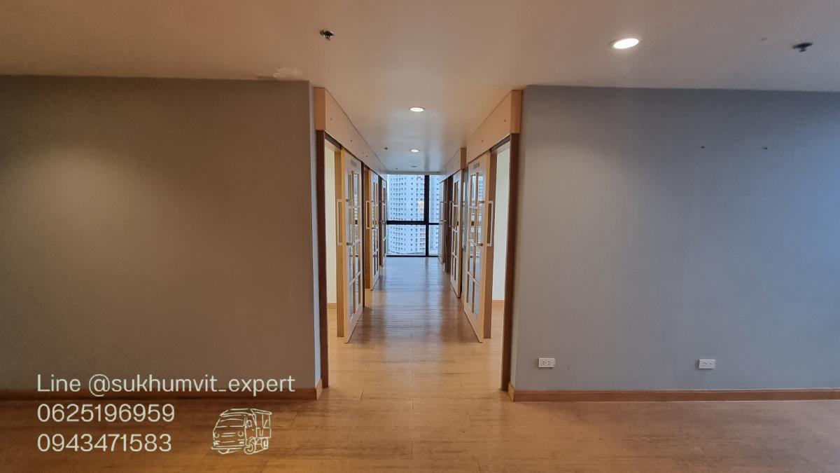 For RentOfficeSukhumvit, Asoke, Thonglor : BTS Asoke, office for rent, 490 square meters, 17th floor, with private bathroom, good location, 700 baht per square meter, 2.4 meter high ceiling, beautiful view, good condition, ready to use