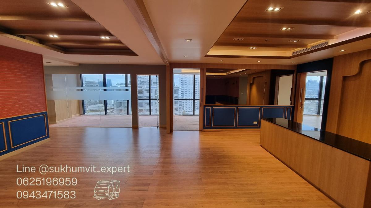 For RentOfficeSukhumvit, Asoke, Thonglor : BTS Asoke, office for rent, 490 square meters, 17th floor, with private bathroom, good location, 700 baht per square meter, 2.4 meter high ceiling, beautiful view, good condition, ready to use