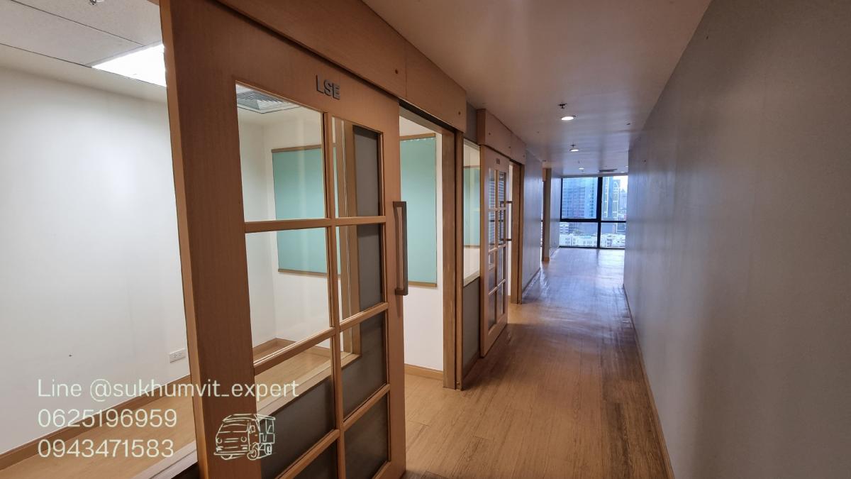 For RentOfficeSukhumvit, Asoke, Thonglor : BTS Asoke, office for rent, 490 square meters, 17th floor, with private bathroom, good location, 700 baht per square meter, 2.4 meter high ceiling, beautiful view, good condition, ready to use