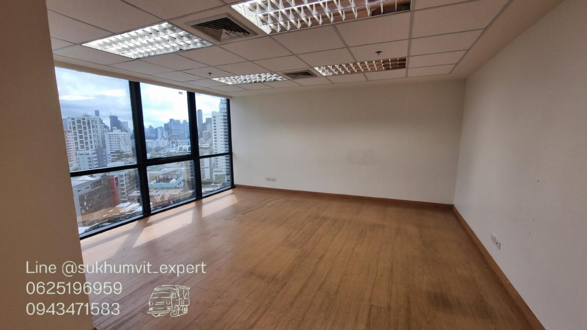 For RentOfficeSukhumvit, Asoke, Thonglor : BTS Asoke, office for rent, 490 square meters, 17th floor, with private bathroom, good location, 700 baht per square meter, 2.4 meter high ceiling, beautiful view, good condition, ready to use