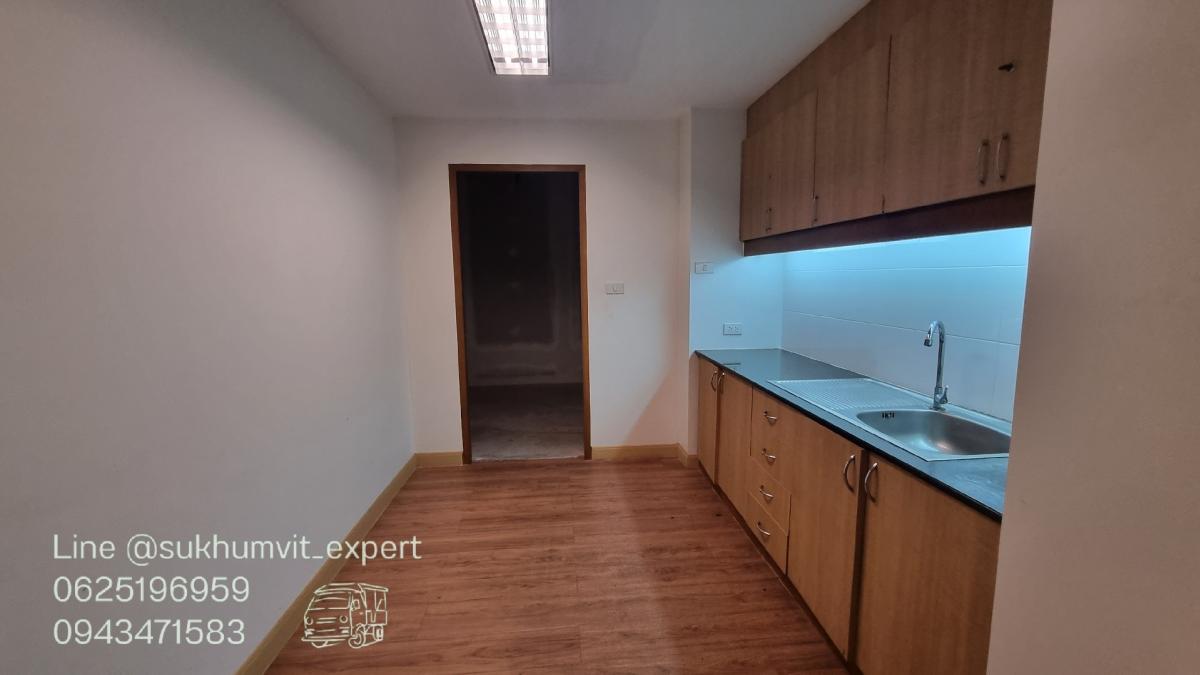 For RentOfficeSukhumvit, Asoke, Thonglor : BTS Asoke, office for rent, 490 square meters, 17th floor, with private bathroom, good location, 700 baht per square meter, 2.4 meter high ceiling, beautiful view, good condition, ready to use