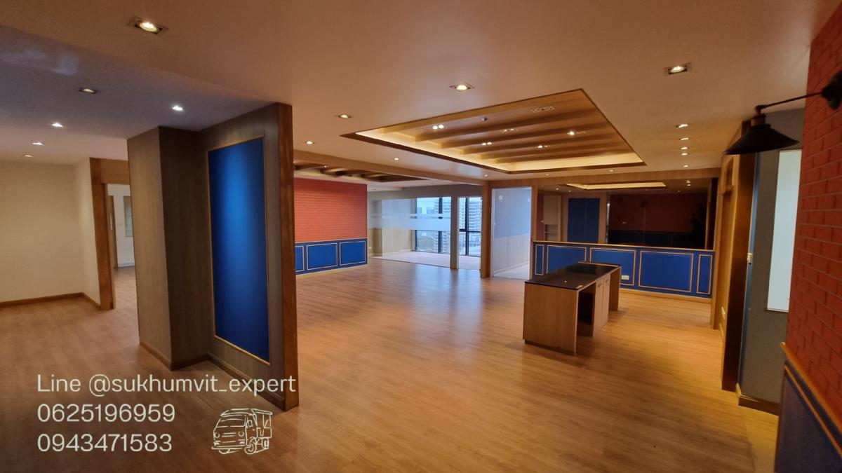 For RentOfficeSukhumvit, Asoke, Thonglor : BTS Asoke, office for rent, 490 square meters, 17th floor, with private bathroom, good location, 700 baht per square meter, 2.4 meter high ceiling, beautiful view, good condition, ready to use