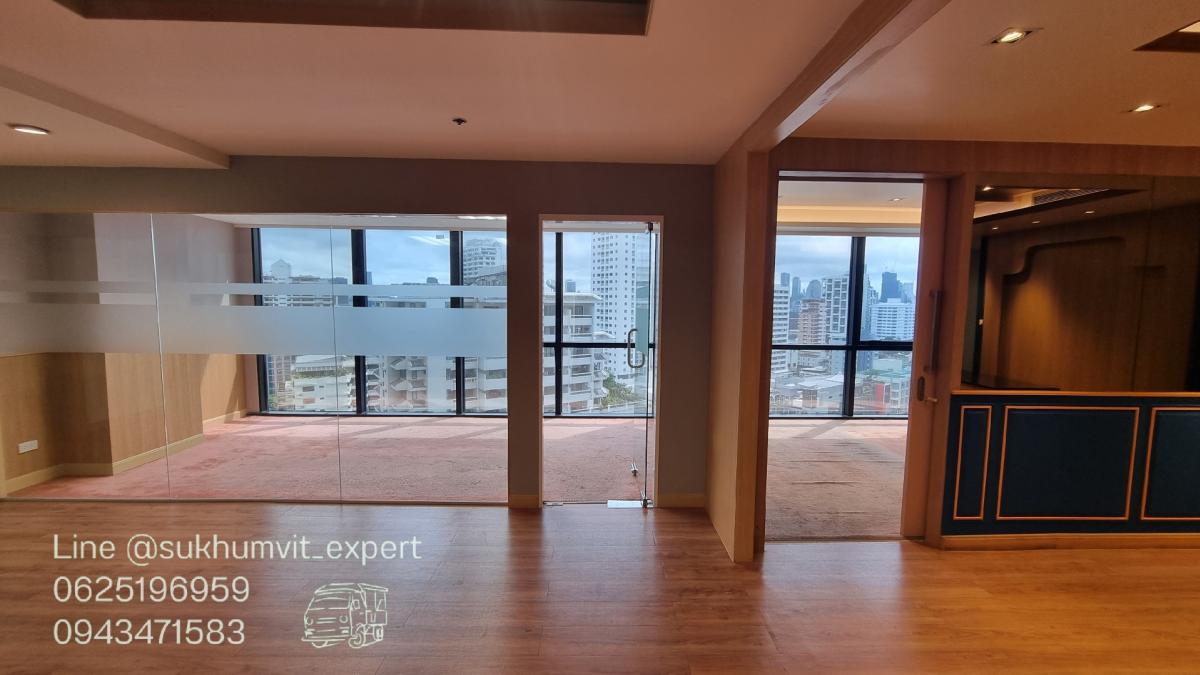 For RentOfficeSukhumvit, Asoke, Thonglor : BTS Asoke, office for rent, 490 square meters, 17th floor, with private bathroom, good location, 700 baht per square meter, 2.4 meter high ceiling, beautiful view, good condition, ready to use