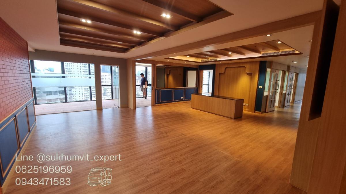 For RentOfficeSukhumvit, Asoke, Thonglor : BTS Asoke, office for rent, 490 square meters, 17th floor, with private bathroom, good location, 700 baht per square meter, 2.4 meter high ceiling, beautiful view, good condition, ready to use