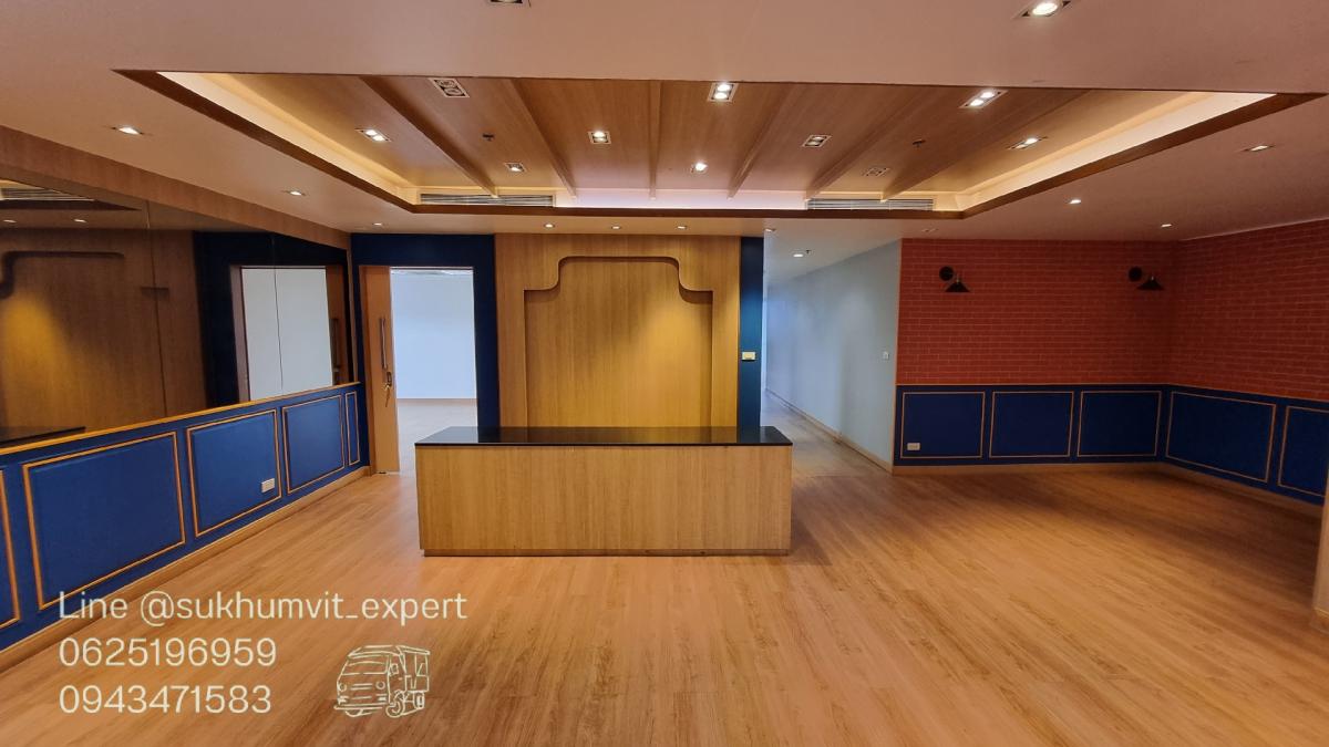 For RentOfficeSukhumvit, Asoke, Thonglor : BTS Asoke, office for rent, 490 square meters, 17th floor, with private bathroom, good location, 700 baht per square meter, 2.4 meter high ceiling, beautiful view, good condition, ready to use