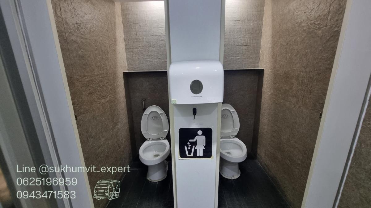 For RentOfficeSukhumvit, Asoke, Thonglor : BTS Asoke, office for rent, 490 square meters, 17th floor, with private bathroom, good location, 700 baht per square meter, 2.4 meter high ceiling, beautiful view, good condition, ready to use