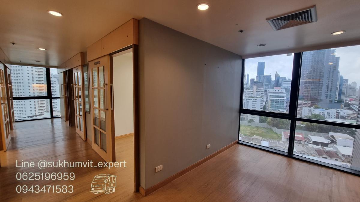 For RentOfficeSukhumvit, Asoke, Thonglor : BTS Asoke, office for rent, 490 square meters, 17th floor, with private bathroom, good location, 700 baht per square meter, 2.4 meter high ceiling, beautiful view, good condition, ready to use