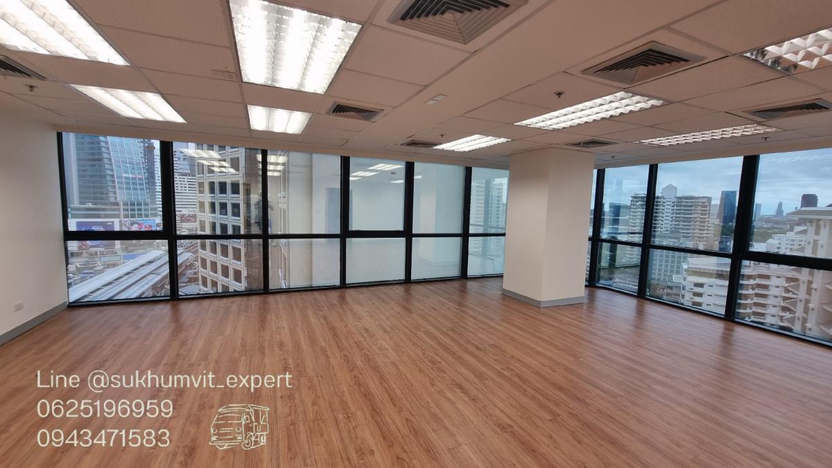 For RentOfficeSukhumvit, Asoke, Thonglor : BTS Asoke, office for rent, 490 square meters, 17th floor, with private bathroom, good location, 700 baht per square meter, 2.4 meter high ceiling, beautiful view, good condition, ready to use