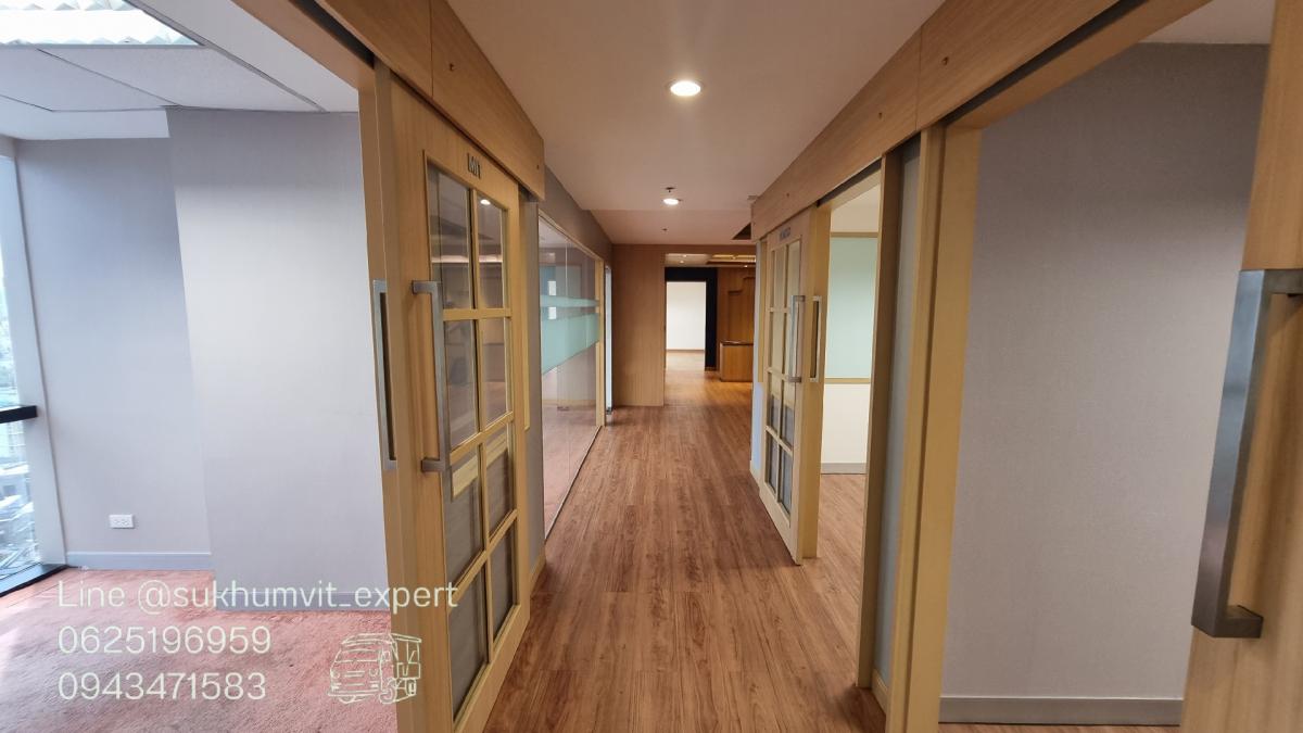 For RentOfficeSukhumvit, Asoke, Thonglor : BTS Asoke, office for rent, 490 square meters, 17th floor, with private bathroom, good location, 700 baht per square meter, 2.4 meter high ceiling, beautiful view, good condition, ready to use