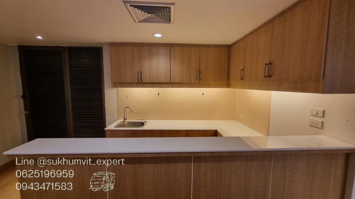 For RentOfficeSukhumvit, Asoke, Thonglor : BTS Asoke, office for rent, 490 square meters, 17th floor, with private bathroom, good location, 700 baht per square meter, 2.4 meter high ceiling, beautiful view, good condition, ready to use