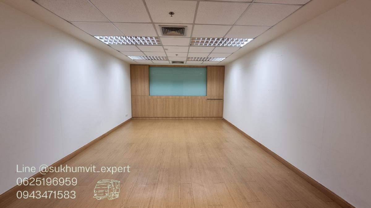 For RentOfficeSukhumvit, Asoke, Thonglor : BTS Asoke, office for rent, 490 square meters, 17th floor, with private bathroom, good location, 700 baht per square meter, 2.4 meter high ceiling, beautiful view, good condition, ready to use