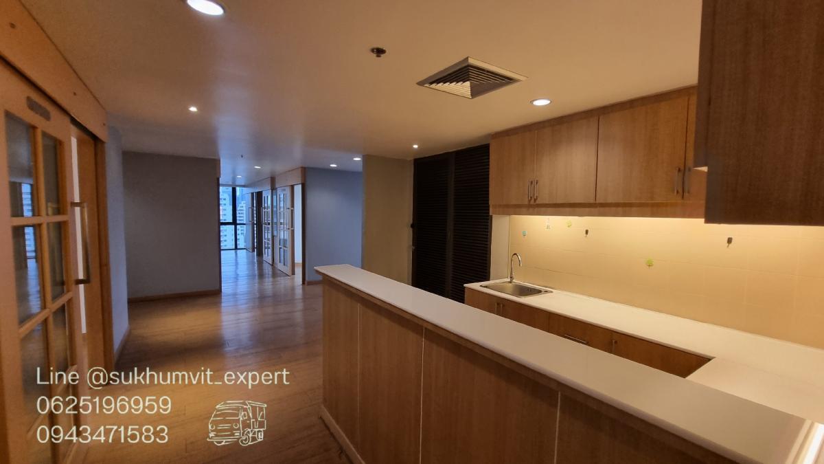 For RentOfficeSukhumvit, Asoke, Thonglor : BTS Asoke, office for rent, 490 square meters, 17th floor, with private bathroom, good location, 700 baht per square meter, 2.4 meter high ceiling, beautiful view, good condition, ready to use