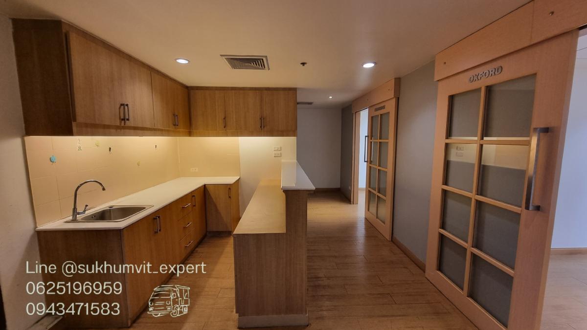 For RentOfficeSukhumvit, Asoke, Thonglor : BTS Asoke, office for rent, 490 square meters, 17th floor, with private bathroom, good location, 700 baht per square meter, 2.4 meter high ceiling, beautiful view, good condition, ready to use