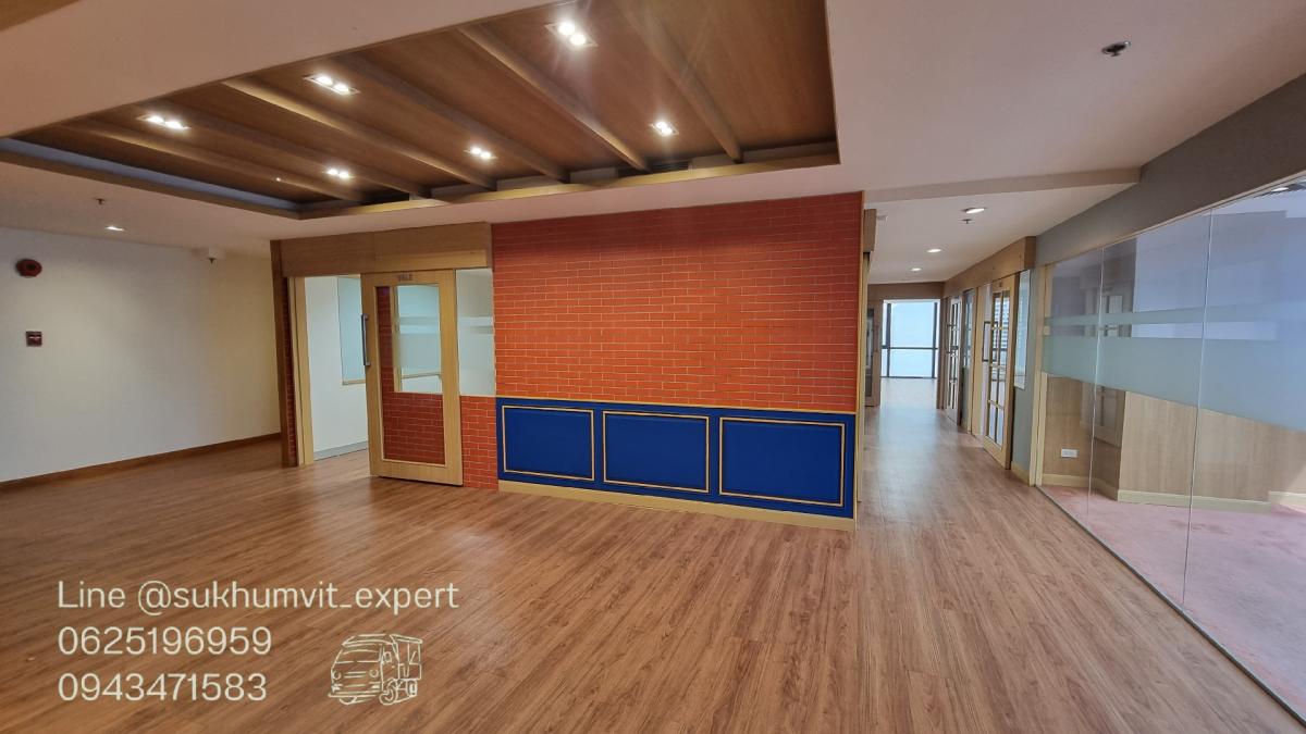 For RentOfficeSukhumvit, Asoke, Thonglor : BTS Asoke, office for rent, 490 square meters, 17th floor, with private bathroom, good location, 700 baht per square meter, 2.4 meter high ceiling, beautiful view, good condition, ready to use