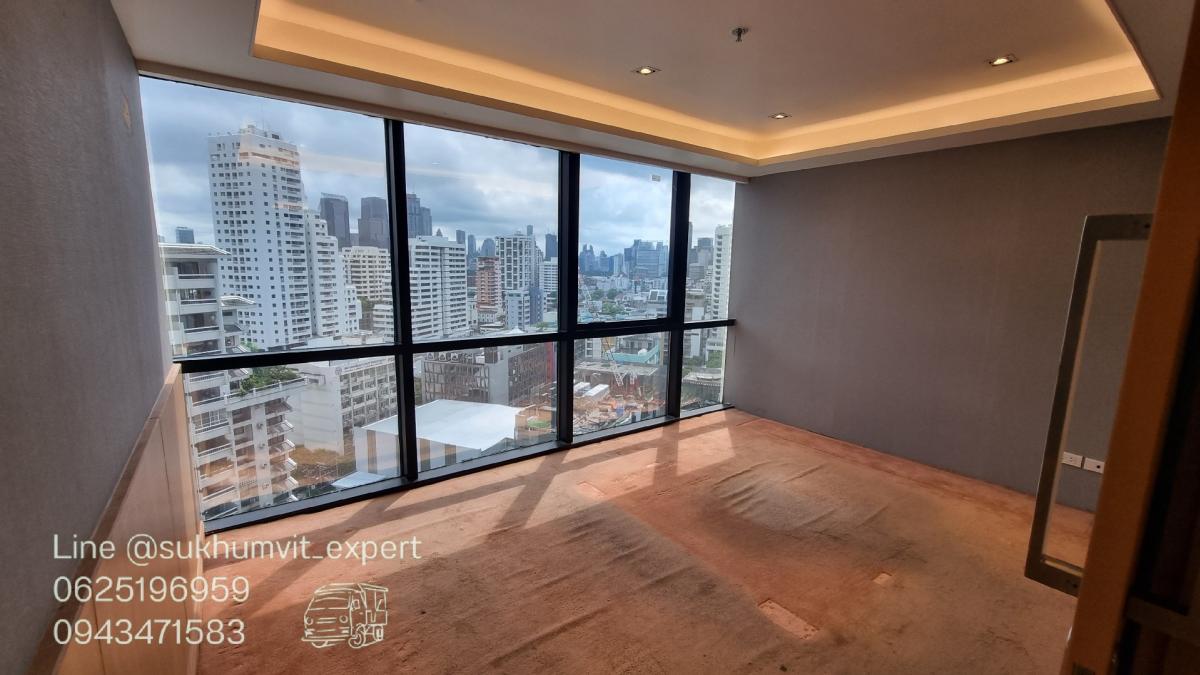 For RentOfficeSukhumvit, Asoke, Thonglor : BTS Asoke, office for rent, 490 square meters, 17th floor, with private bathroom, good location, 700 baht per square meter, 2.4 meter high ceiling, beautiful view, good condition, ready to use