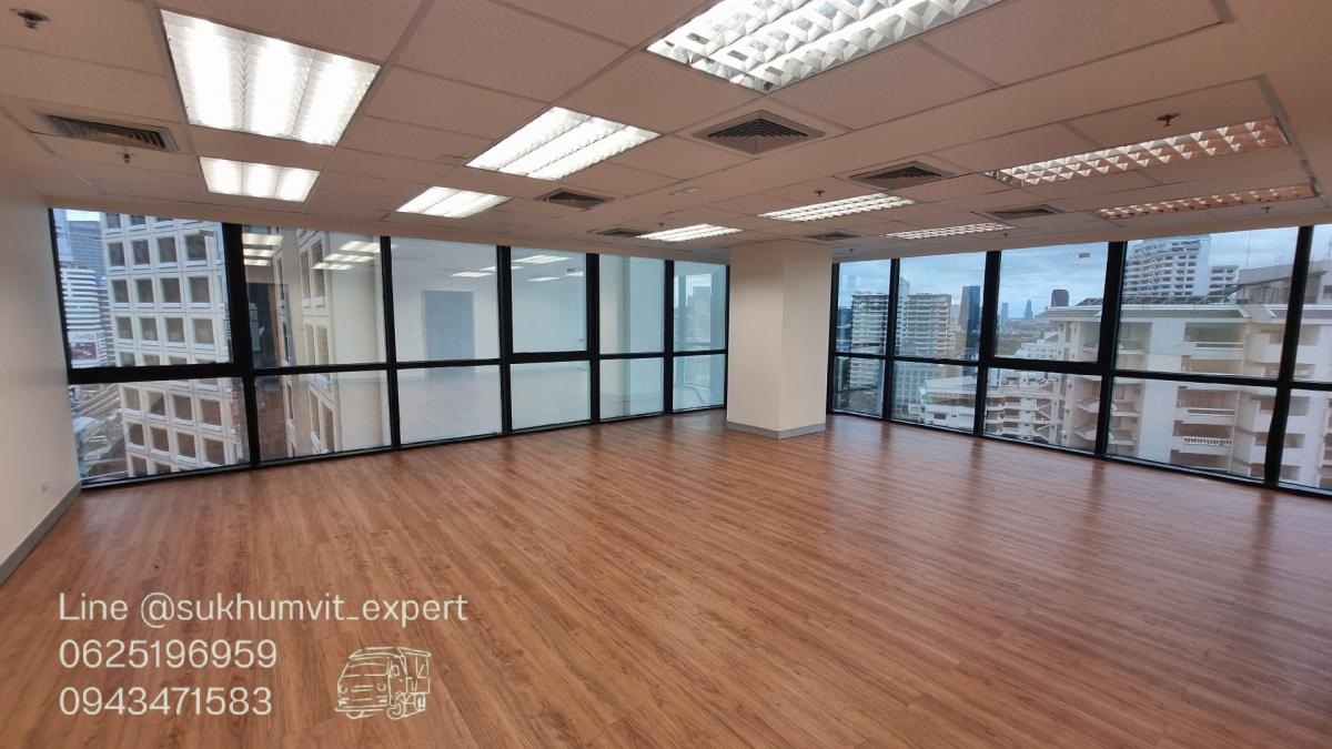 For RentOfficeSukhumvit, Asoke, Thonglor : BTS Asoke, office for rent, 490 square meters, 17th floor, with private bathroom, good location, 700 baht per square meter, 2.4 meter high ceiling, beautiful view, good condition, ready to use