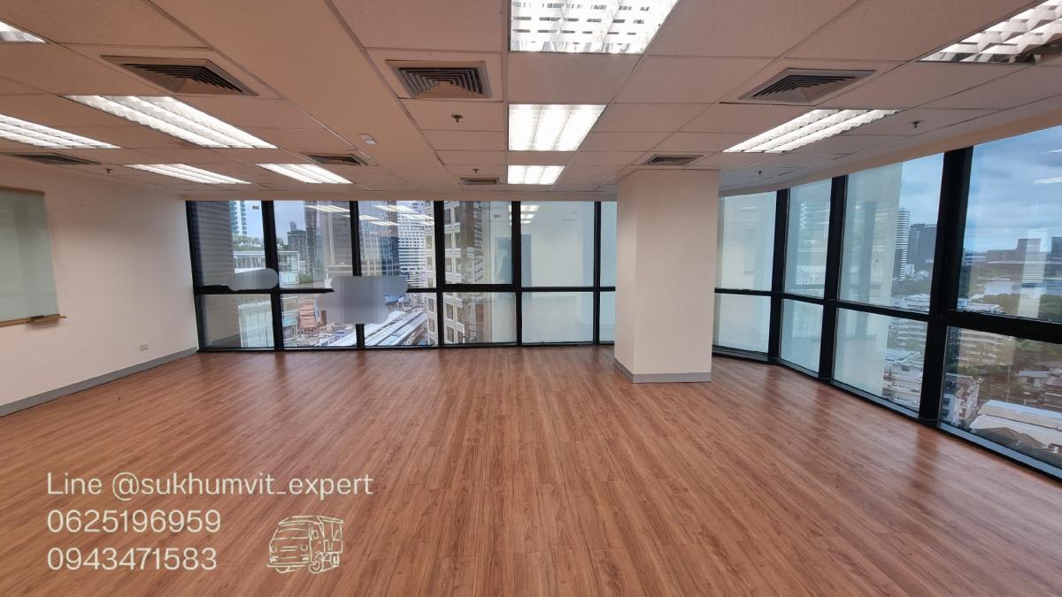 For RentOfficeSukhumvit, Asoke, Thonglor : BTS Asoke, office for rent, 490 square meters, 17th floor, with private bathroom, good location, 700 baht per square meter, 2.4 meter high ceiling, beautiful view, good condition, ready to use
